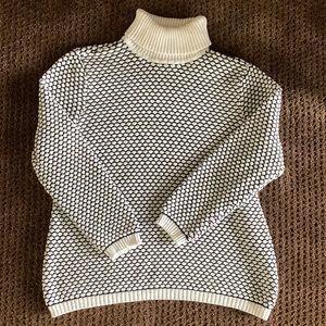 Black and white patterned Karen Scott turtleneck Size XL (fits like a medium)